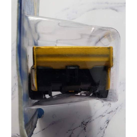 Hot Wheels 2003 Alt Terrain 2/10 Pikes Peak Tacoma Yellow With Chrome Y5 Wheels - Picture 5 of 8